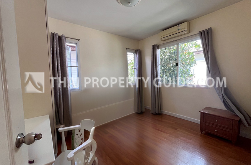 House with Shared Pool in Bangnatrad 